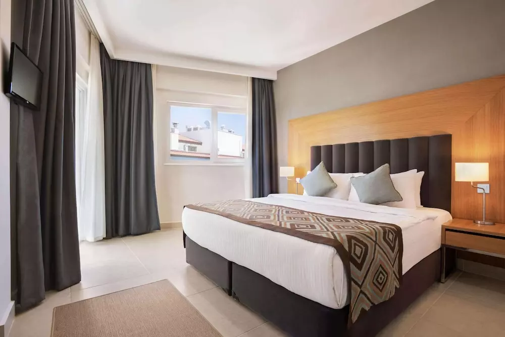 اتاق Ramada Hotel & Suites by Wyndham Kusadasi