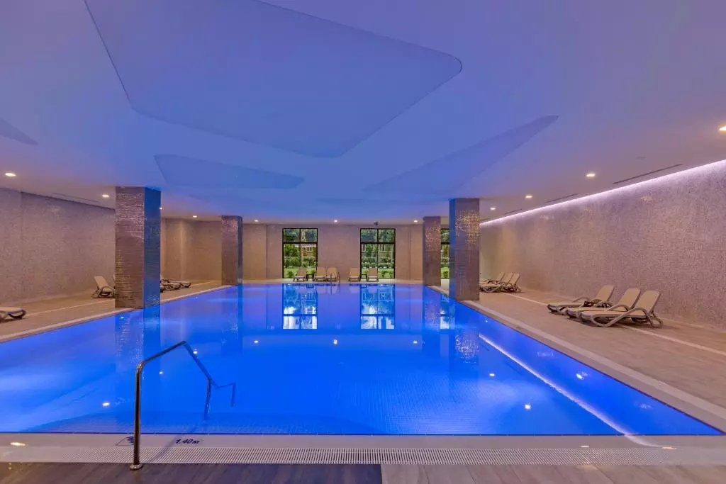 استخر ROYAL SEGINUS