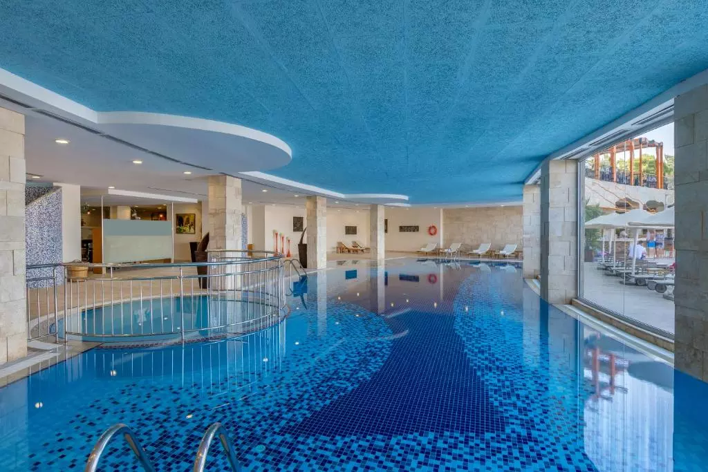 استخر KEFALUKA RESORT