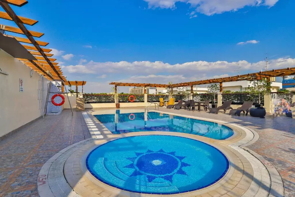 استخر Capital O 246 Landmark Summit Hotel