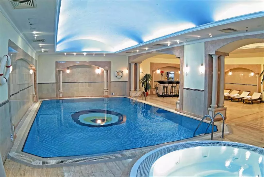 استخر Occidental Taksim