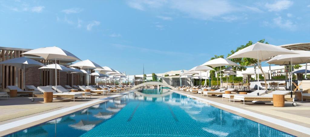 استخر SOFITEL THE OBELISK