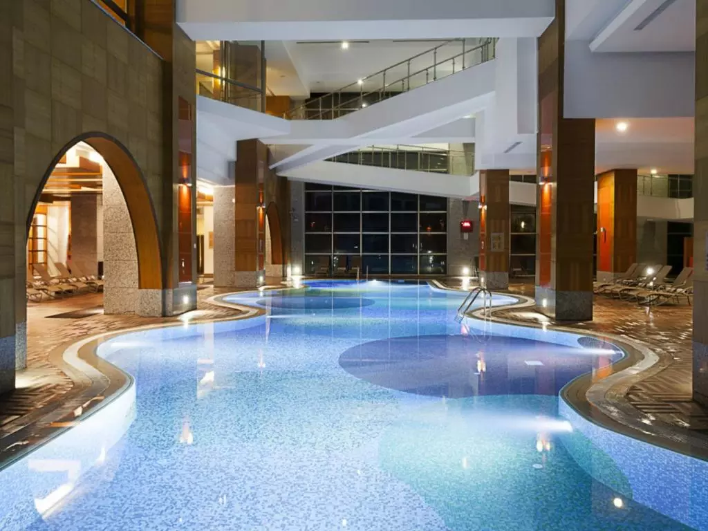 استخر Rixos Sungate