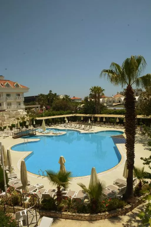 استخر HOTEL GRAND MIRAMOR