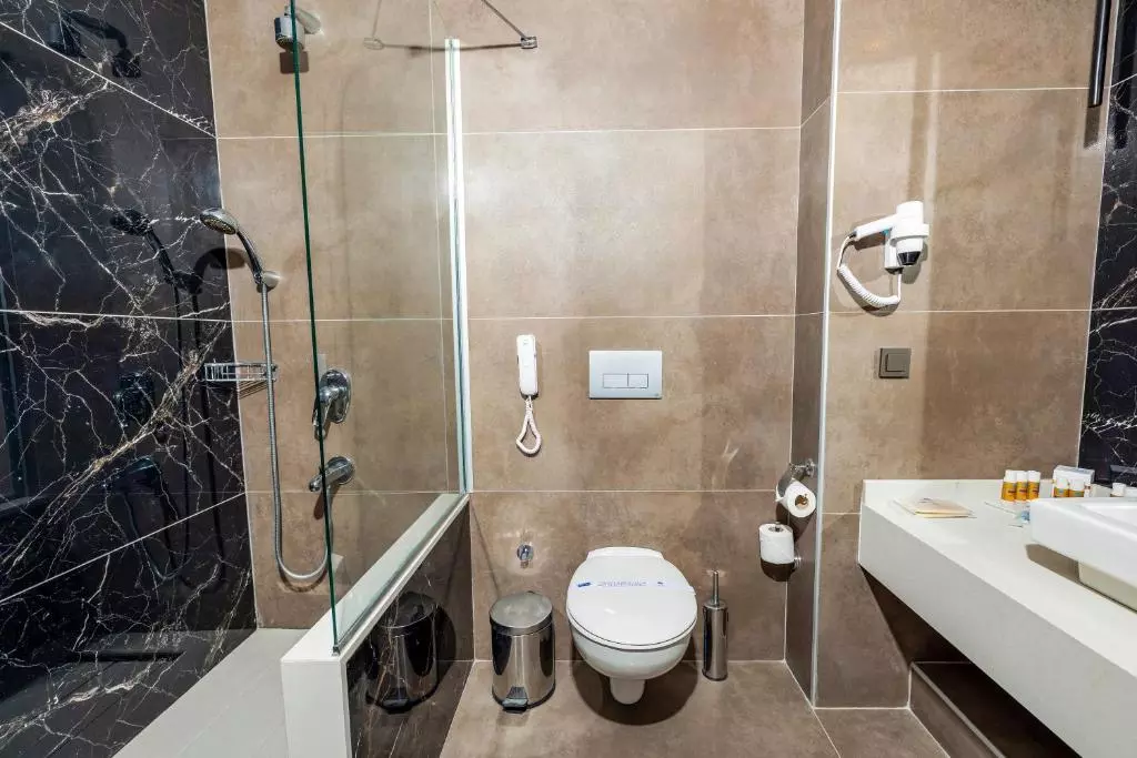 سرویس بهداشتی CRYSTAL CENTRO RESORT