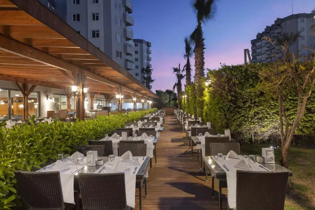 رستوران WYNDHAM GARDEN LARA