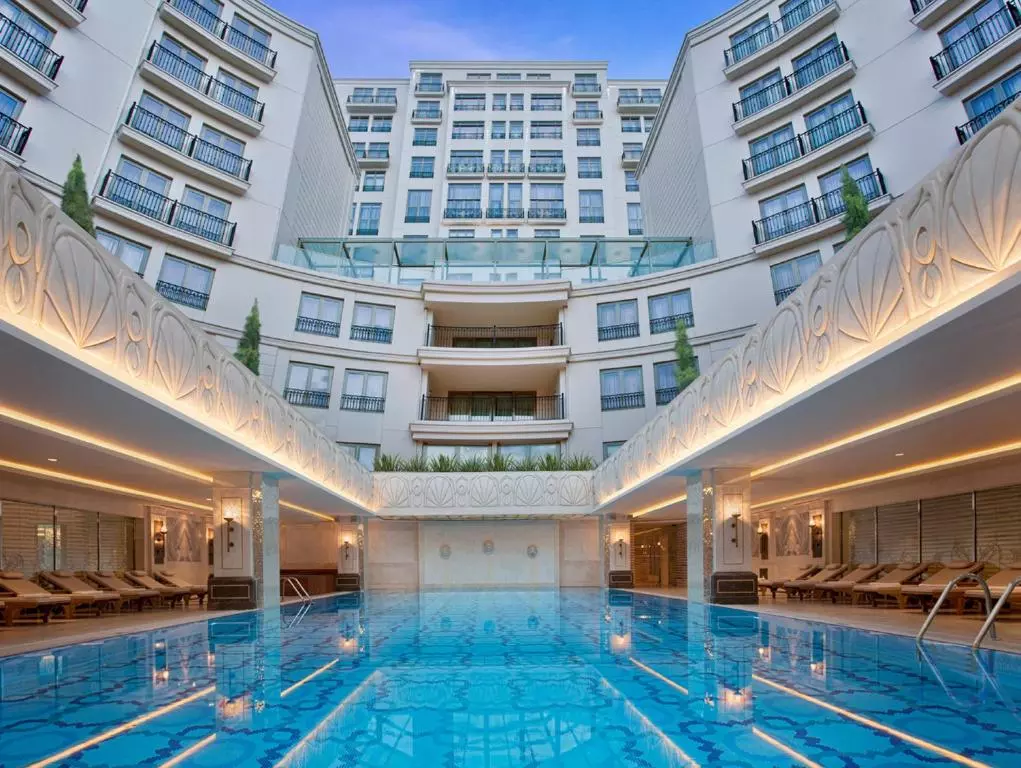 استخر CVK Park Bosphorus hotel