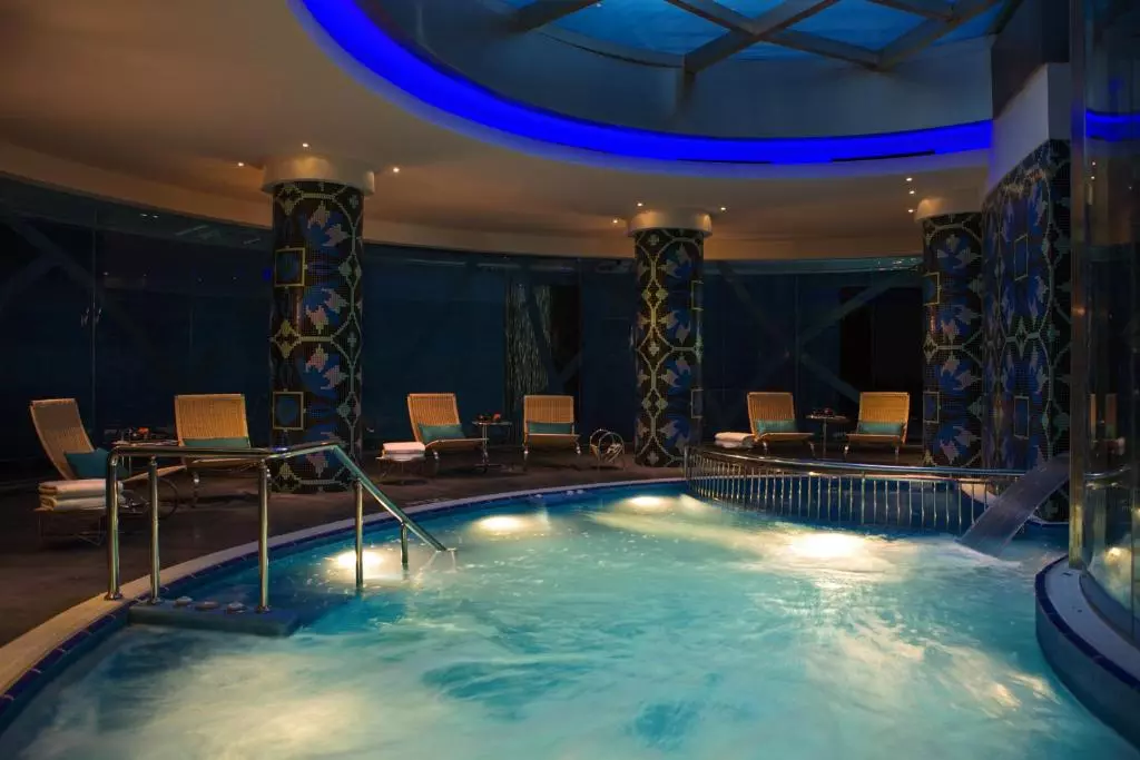 استخر Renaissance Hotel Izmir