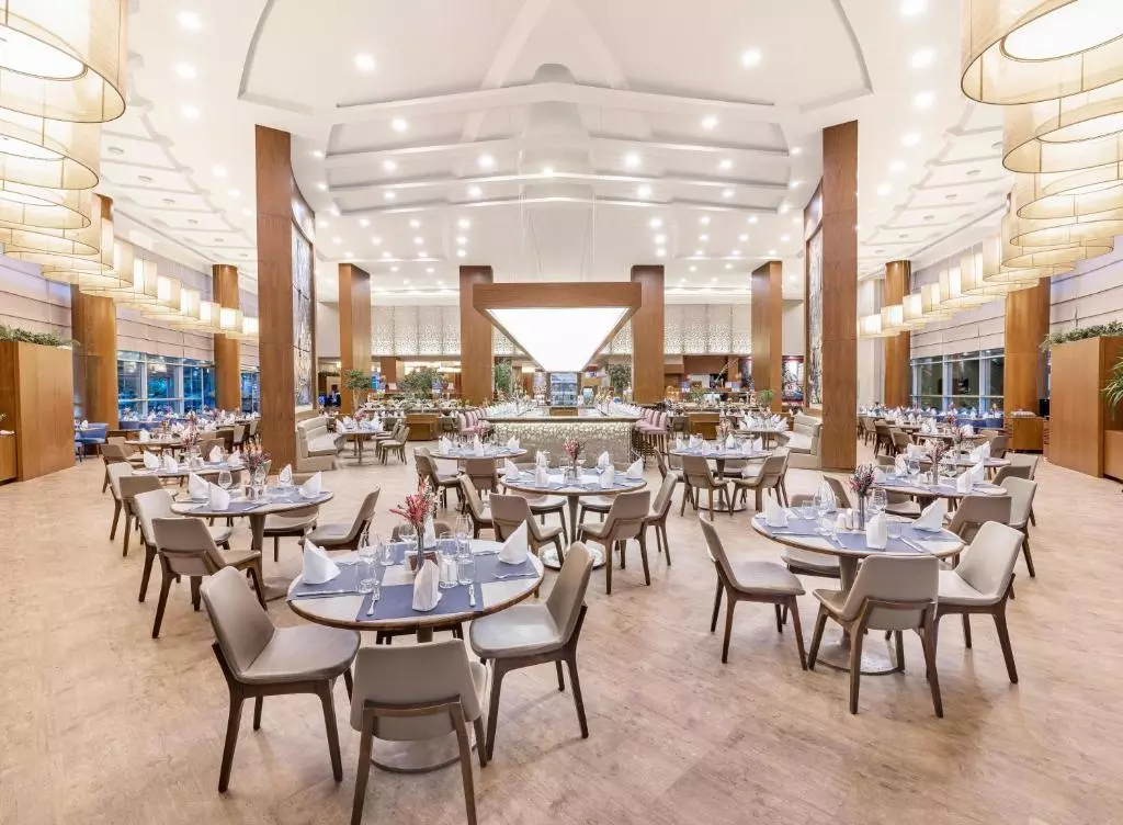 رستوران Concorde De Luxe Resort