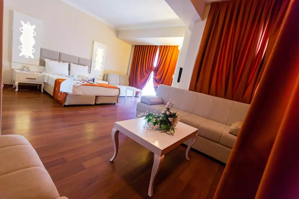 اتاق HOTEL GRAND MIRAMOR