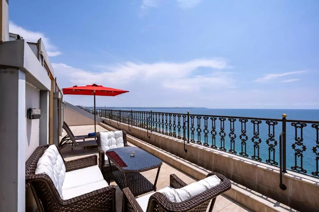 تراس Megasaray WestBeach Antalya