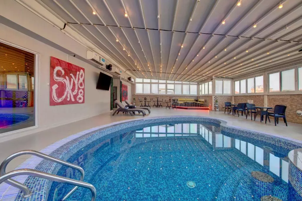 استخر Lotus Grand Hotel