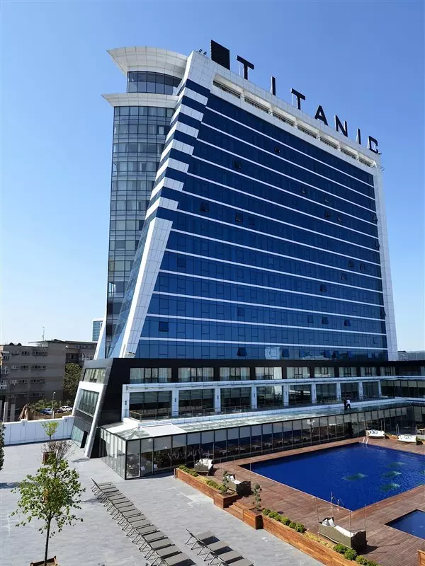 تایتانیک بیزینس گلدن هورن