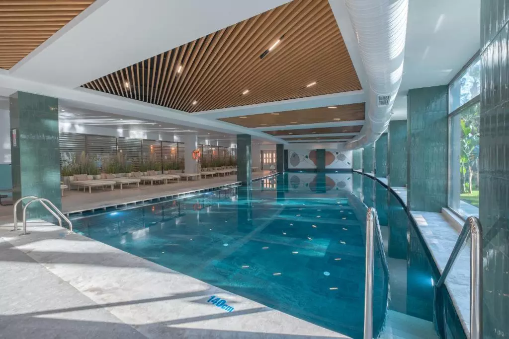 استخر FAME RESIDENCE LARA