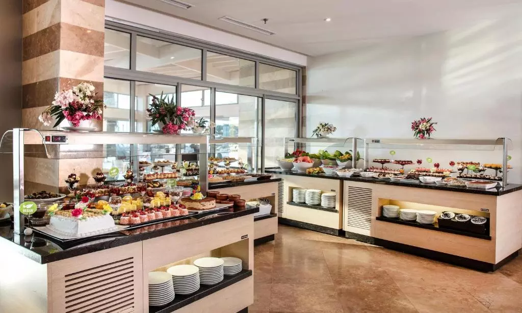 رستوران Charisma Deluxe Hotel