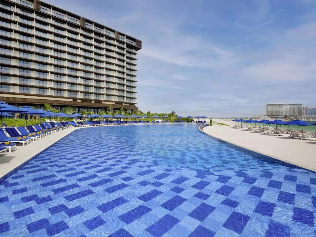 استخر Movenpick Resort Al Marjan Island