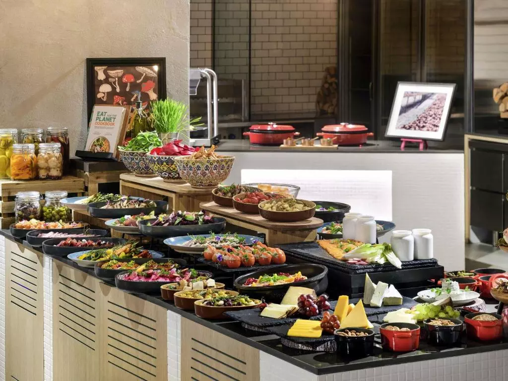 رستوران Movenpick Resort Al Marjan Island