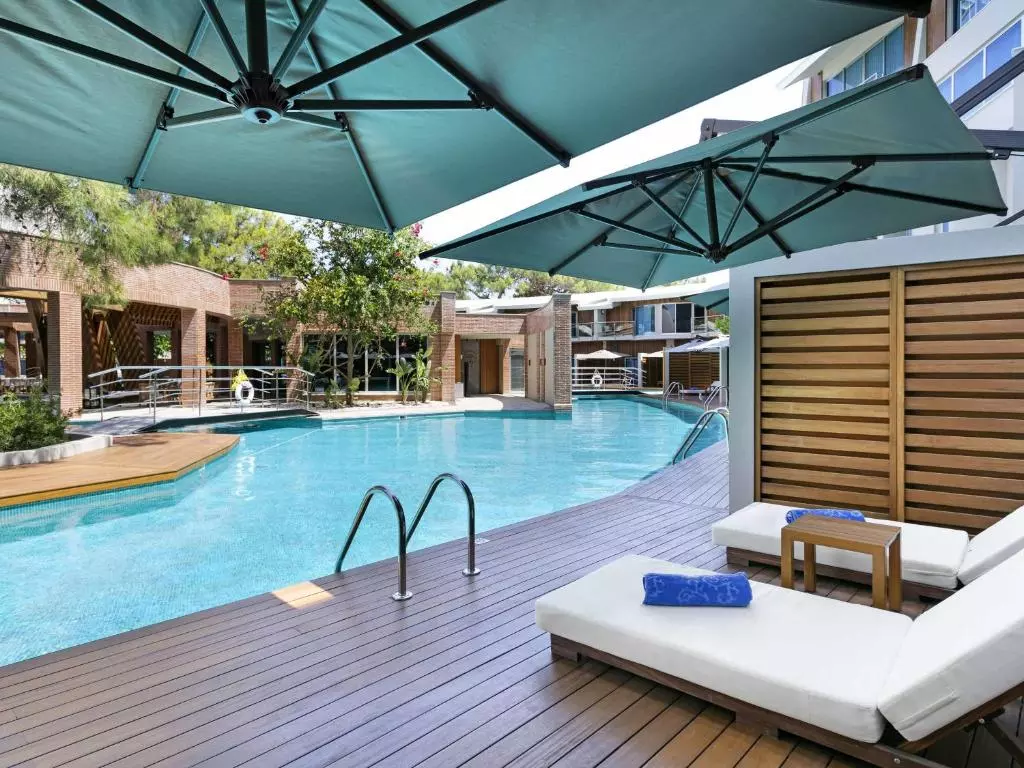 استخر Rixos Sungate