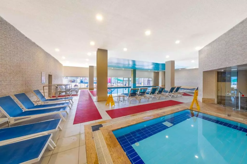 استخر Ramada Resort Side