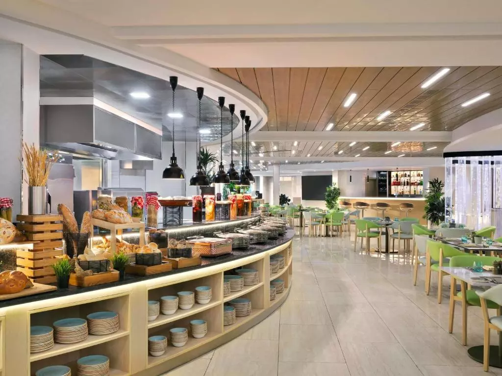 رستوران SWISSOTEL AL MUROOJ