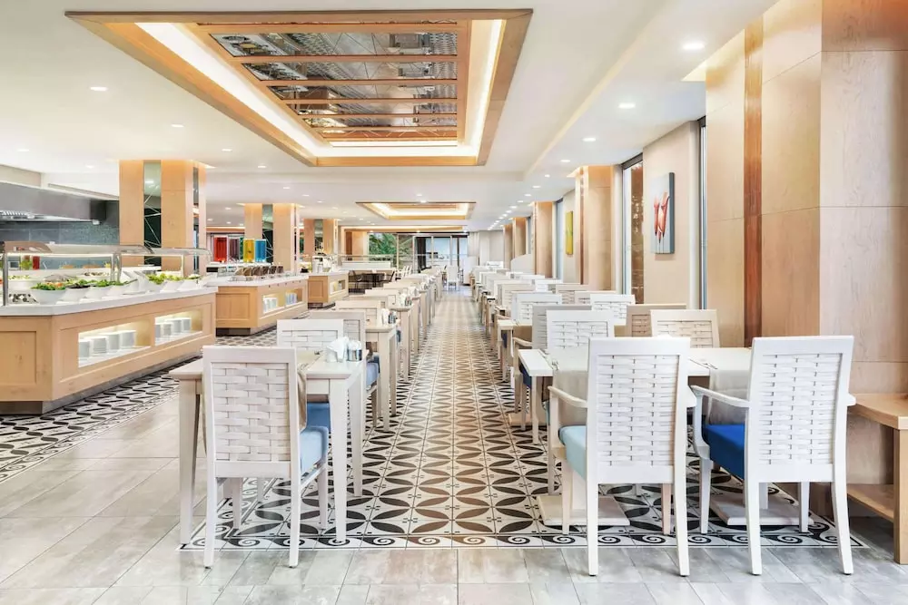 رستوران Ramada Hotel & Suites by Wyndham Kusadasi