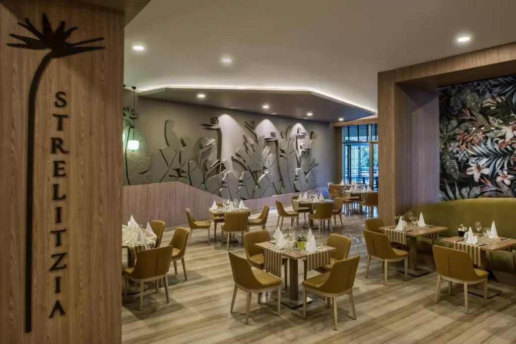 رستوران Delphin BE Grand Resort