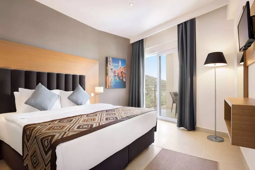 اتاق Ramada Hotel & Suites by Wyndham Kusadasi
