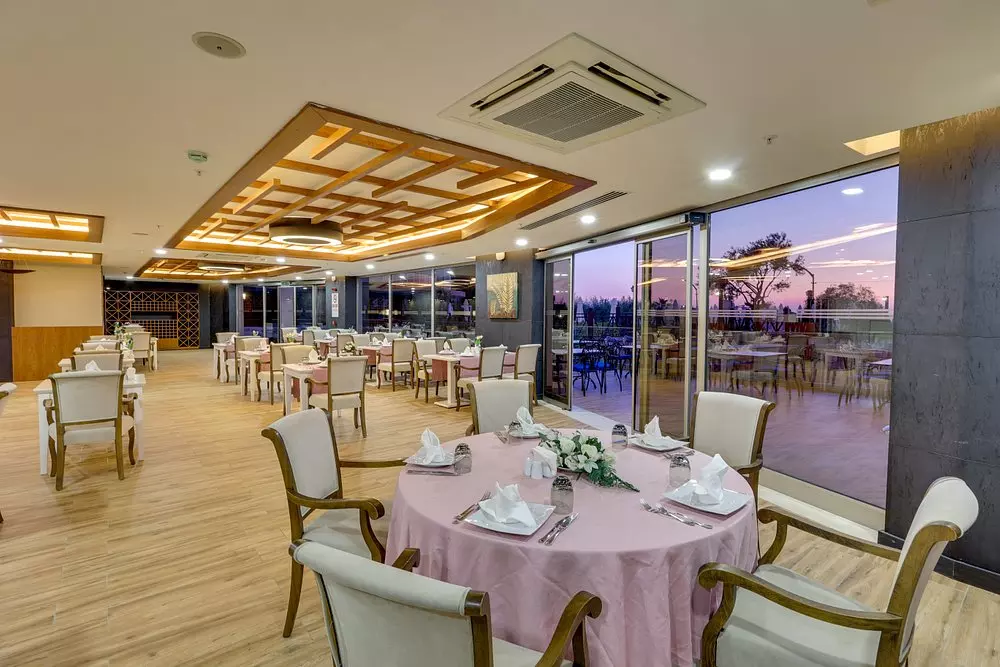 غذا خوری RAMADA SUITES