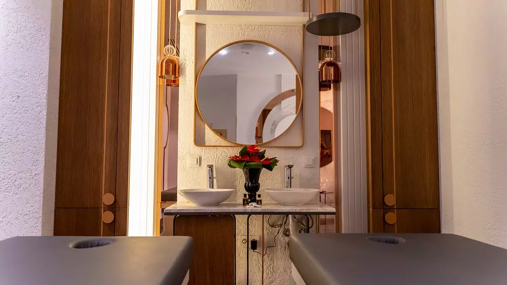 ماساژ Amon Hotels