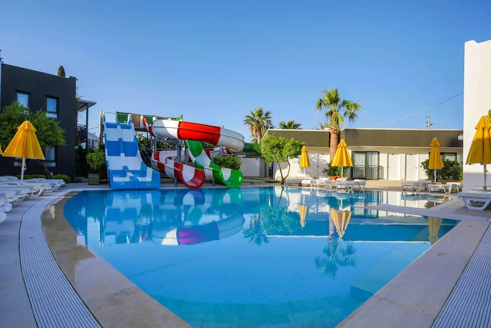 استخر BITEZ GARDEN LIFE