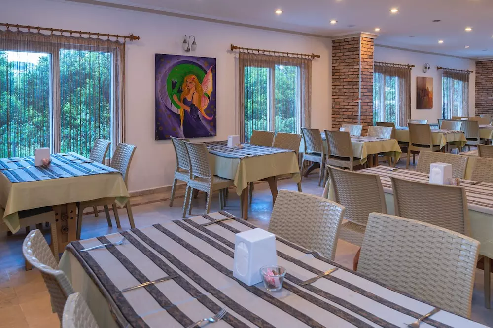 رستوران Grand Hotel Derin